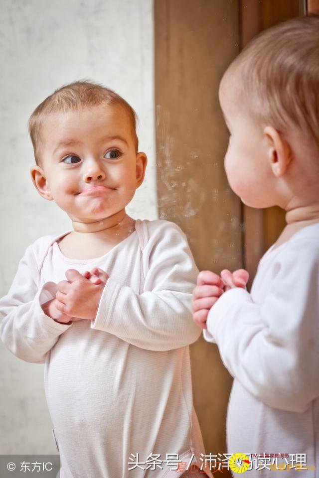 到了这个月龄,就要和宝宝玩照镜子游戏了,好处多多