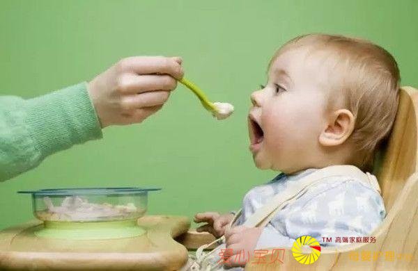 添加辅食是难题,记住这四点,不然会生病!