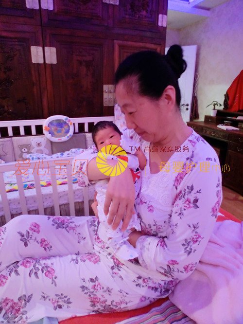 柔软的新生儿宝宝好可爱啊,北京爱心宝贝家政公司金牌月嫂姚桂云护理宝宝