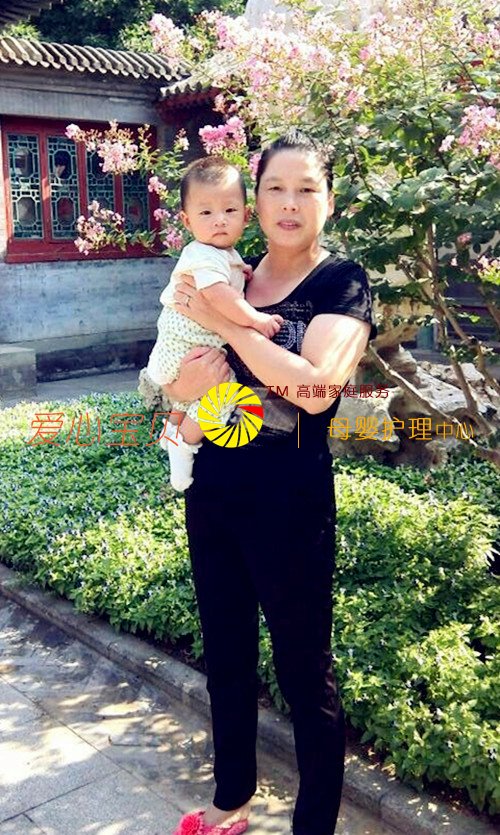 北京家政网高级保姆王小兰带宝宝在公园