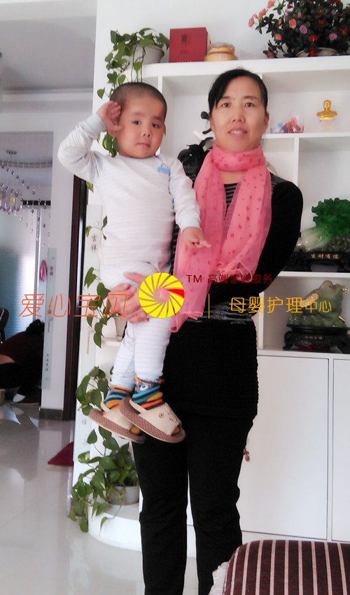 宝宝生活在北京爱心宝贝家政的阿姨的细心呵护下