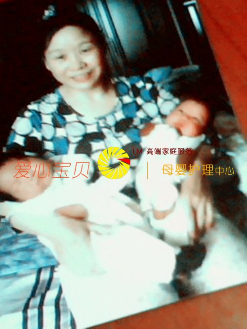 可爱的双胞胎宝宝,北京爱心宝贝家政服务公司育婴师郭林鱼在护理小宝宝。