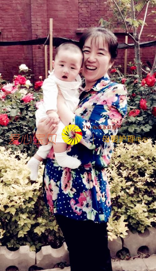 和宝宝一起去户外嗮太阳,北京爱心宝贝家政公司育婴师代金萍。