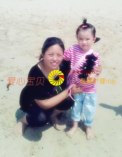 在三亚海边和宝宝一起日光浴,北京爱心宝贝家政公司育儿嫂许彩萍。