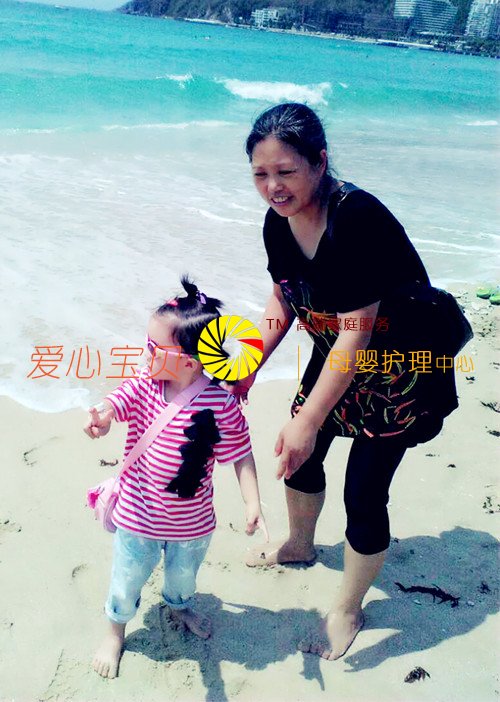 和宝宝一起看海,北京爱心宝贝家政服务公司高级育儿嫂许彩萍