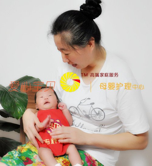 好可爱,好心疼的宝贝,北京爱心宝贝家政服务公司金牌月嫂姚桂英护理月子宝宝。