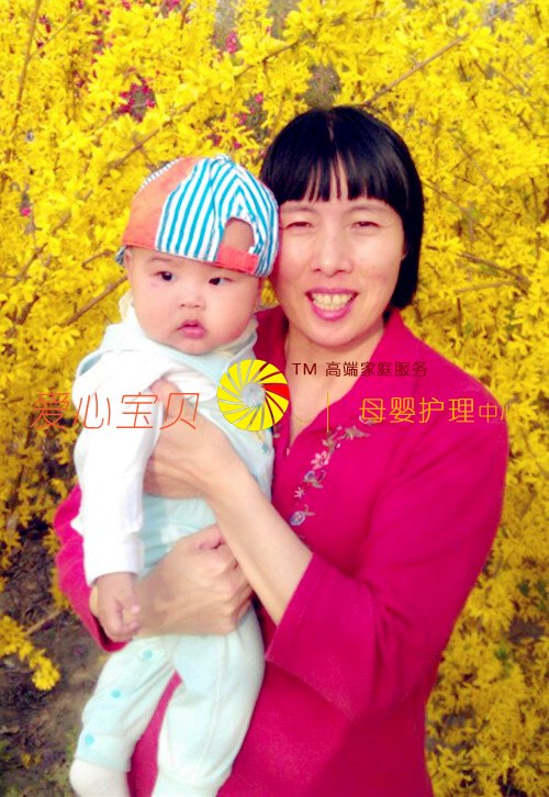 带宝宝去嗮太阳,爱心宝贝家政公司高级育儿嫂鲁文丽。