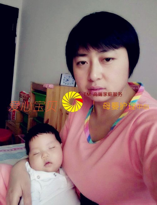 宝宝睡熟了,但阿姨不能睡,爱心宝贝北京家政服务公司金牌育儿嫂胡菊华护理宝宝中。