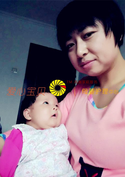 宝宝醒了,咱们该喝奶了,护理宝宝真的需要耐心和爱心。