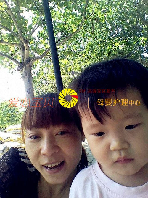 和宝宝一起到公园玩也是育儿嫂早教工作之一