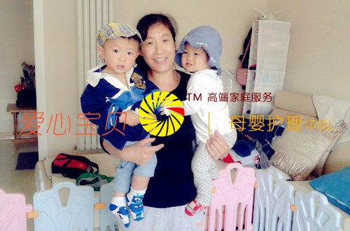 带到1岁3个月的双胞胎宝宝,北京爱心宝贝家政公司育婴师张占楼。