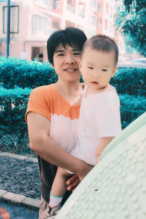 蔚大玲阿姨带宝宝在公园