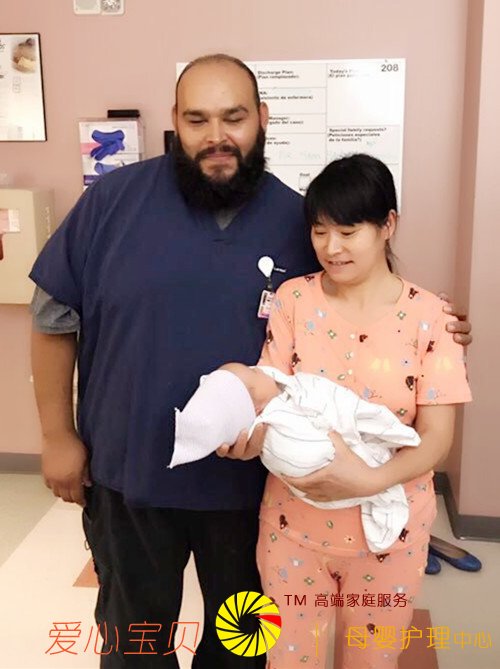 涉外月嫂任艳与客户合影