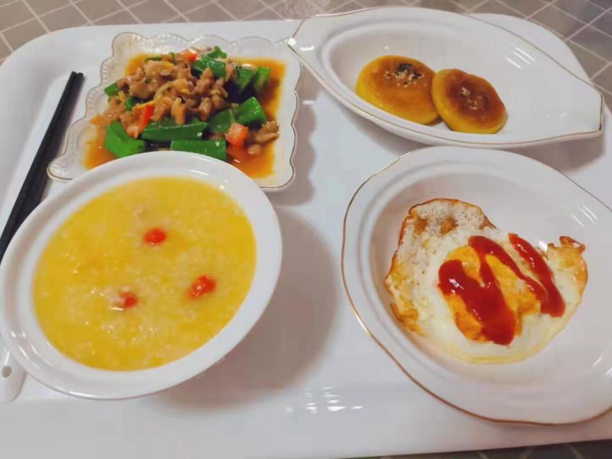 育儿嫂黄小红护理宝宝